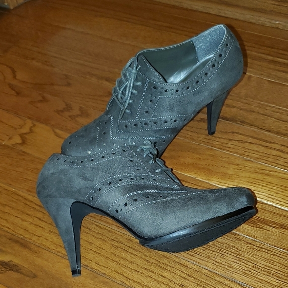 Apostrophe Gray Oxford Heels with Brogue Detailing - Picture 10 of 12